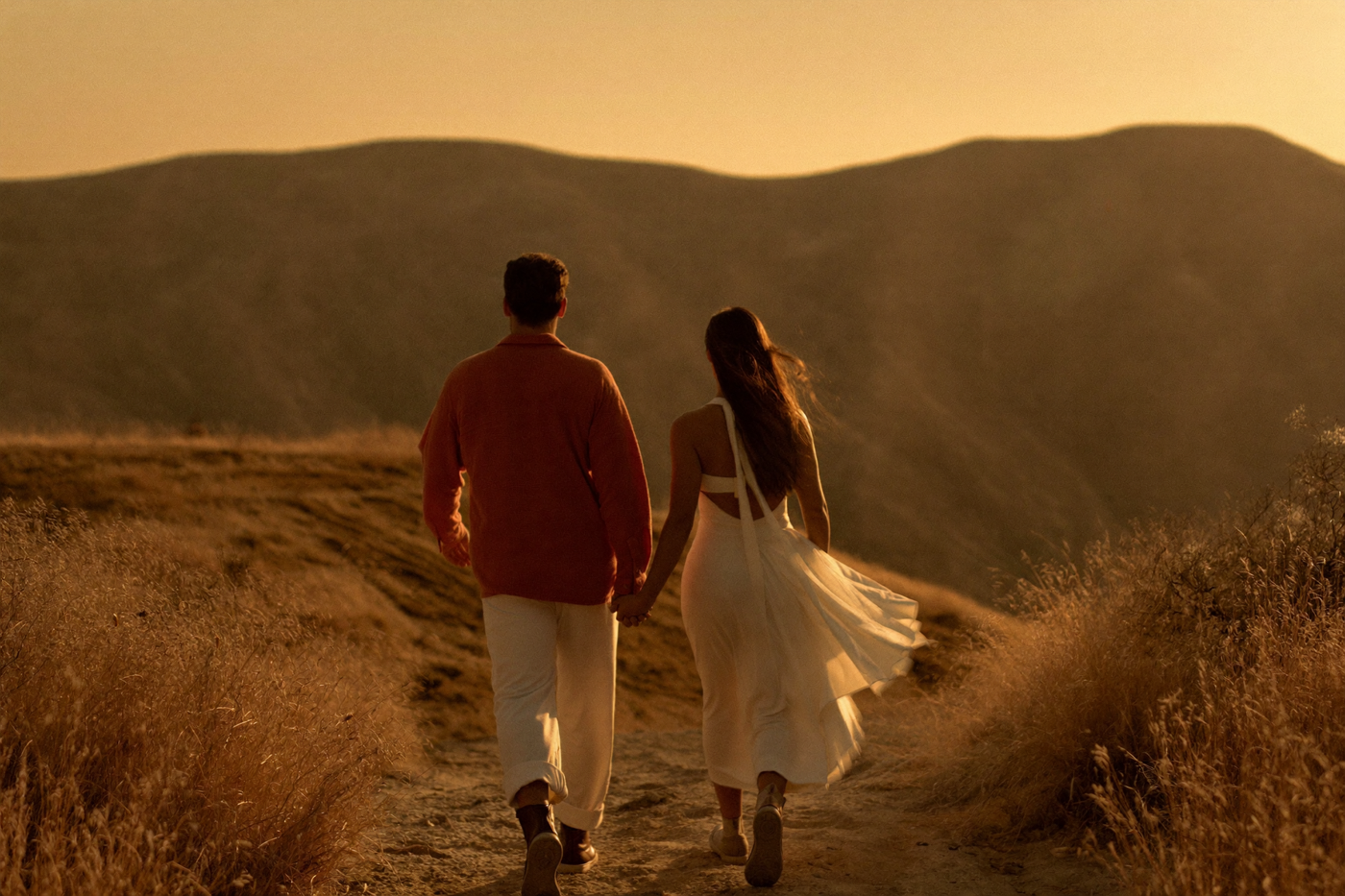 Chemin en nature, image d’un couple qui pose son cadre